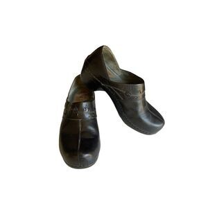DANSKO Black Leather Floral Cutout Women’s Clogs Size 39, size 8 US